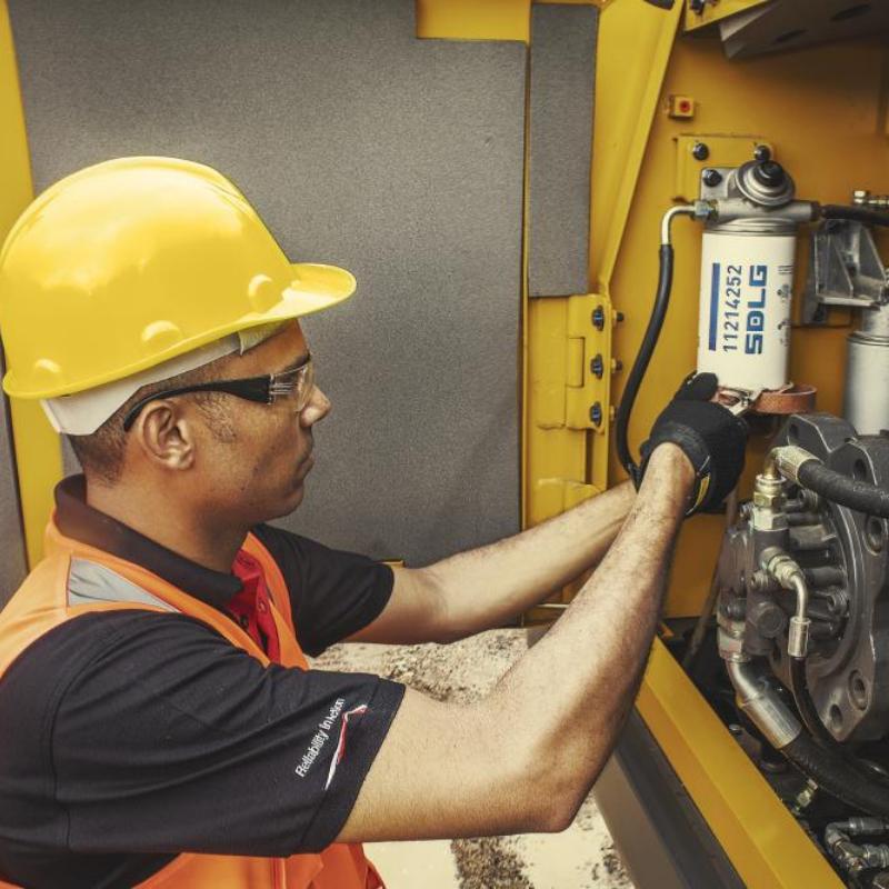 Técnico fazendo revisão na Máquina SDLG